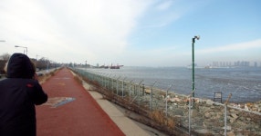 바람이 분다…겨울 끝 노을을 만난 바람이 분다