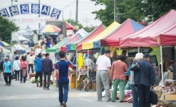 백곡천 졸졸…둔치 따라 나물 좌판 줄줄