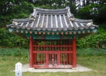 느림보 강물에 스스럼없는 삶을 띄운다