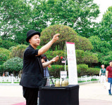 “조그만 무대지만 짜릿한 버스킹 공연 딱이죠”