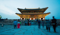 은은한 달빛 안내 받으며 타박타박 시간 여행