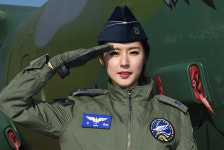 치어리더 박기량, 공군 정비 기량도 뽐냈다
