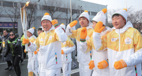 올림픽 달구는 ‘평화의 불꽃’ 손에서 손으로!