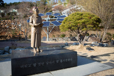 버리고 갈 것만 남아서 참 홀가분하다