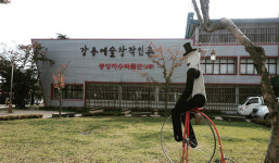 흩날리는 벚꽃, 지금은 꽃길만 걸어요