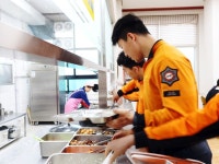 삶과 죽음의 기로서 소방관이 손 내밀다