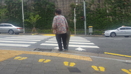 횡단보도 앞 노란 발자국 정체는?