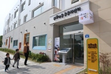 장난감 도서관 들어서니 아이들이 와글와글~