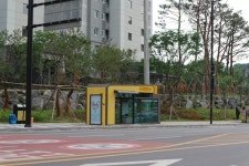 [가보니] 미세먼지 피해 버스정류장 안으로