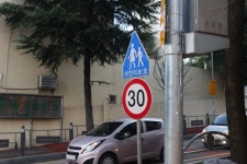 스쿨존 계도장 받고 학교 앞 살펴봤더니~