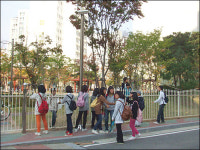 뜯었던 담장 밤 사이 재설치