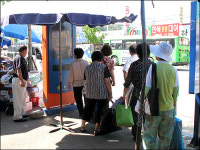 앉을 곳 없어 불편하고 쓰레기 넘쳐 불쾌하고