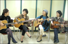 시월의 마지막 밤 주민축제에 빠지다