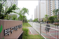 담장보다 더 높아진 `마음의 벽’