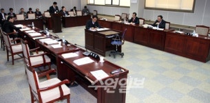 [포토] 수원시청 업무보고현장… 텅 빈 위원회