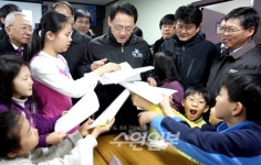 [포토] 유인촌 장관, 수원 못골시장서 사인공세