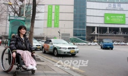 수원애경역사 미로같은 출구… 교통약자 외면