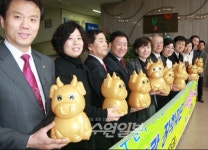 [포토] 수원사랑장학재단, ‘장학사랑 저금통’ 전달식