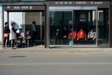 시동 건 무상버스 선거판 가로지르나