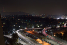 도로가 끊어지고 휘어진 까닭
