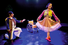 뮤지컬 무대가 팝업북처럼