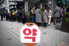 코로나19, 가늘고 길게 간다