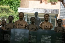 ‘나눔의집’에서 그들만 배가 불렀다