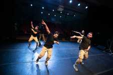 좁은 세상 위에 펼친 넓은 무대