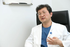 또다시 ‘구급차 출산’으로 내몰리는 코로나19 확진 산모들