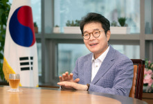 서울 성동구에 꽂힌 유일한 파란 깃발, 그는 어떻게 승리했나