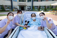 [포토IN] 삶과 죽음 사이에 사라진 돌봄을 찾아서