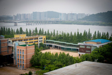 폐교 옆 콩나물시루 ‘불균형 소멸’의 역설