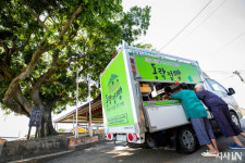 콩나물·두부 싣고 마을로 들어가는 구멍가게가 있다 [시선]