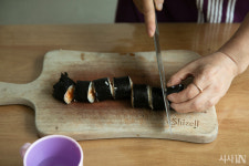 산재 사망 전 남편의 마지막 식사 ‘김치김밥’을 말다 [은유의 ‘먹고사는 일’]