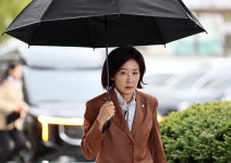 ‘이재명 비판’ 나경원, 패스트트랙 재판 5분 출석 뒤 향한 곳은?