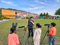 구멍 난 달은 맛있고, 은하는 빙글빙글 [시선]