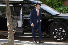 후원자와 아들, 김민석을 향해 제기된 질문들