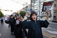 ‘화장품 쇼핑’ 트럼프 참모진 발걸음 잡은 경주의 ‘윤 어게인’ [포토IN]