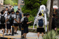 어찌 봐도 씁쓸한 학교 앞 풍경 [포토IN]