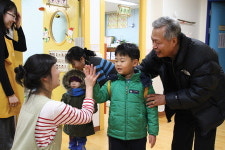 황혼기에 다시 엄마 노릇 고돼