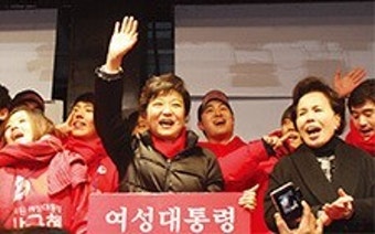여성 대통령에 기대하고 잔혹한 성범죄에 진저리치다