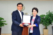 홍미영 구청장, 인천부평지하상가 상인회 감사패 받아
