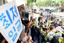 최저임금 인상이 성별 임금격차 줄일 해법?