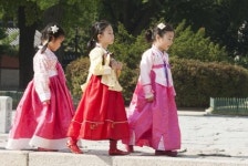 한복 차려입고 사뿐사뿐