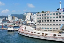 유럽과 아시아인이 함께하는 ‘유라리 광장’