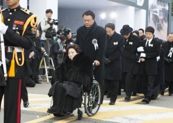 김영삼 영결식, 운구차 뒤따르는 손명순 여사