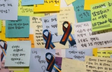 강남역 10번 출구 희생자 추모 리본