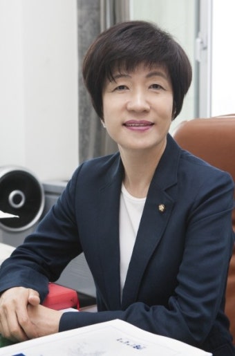 [주목! 20대 당선인 / 서울 영등포갑 더불어민주당 김영주] “화학제품 성분 공개 의무화로 제2의 가습기 살균제 막아야”