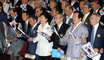 박 대통령 광복절 경축사서 ‘건국 68주년’ 언급… 야당 “대한민국 정통성 부정 말라”