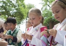 한복 차려입고 송편 빚는 프랑스학교 어린이들